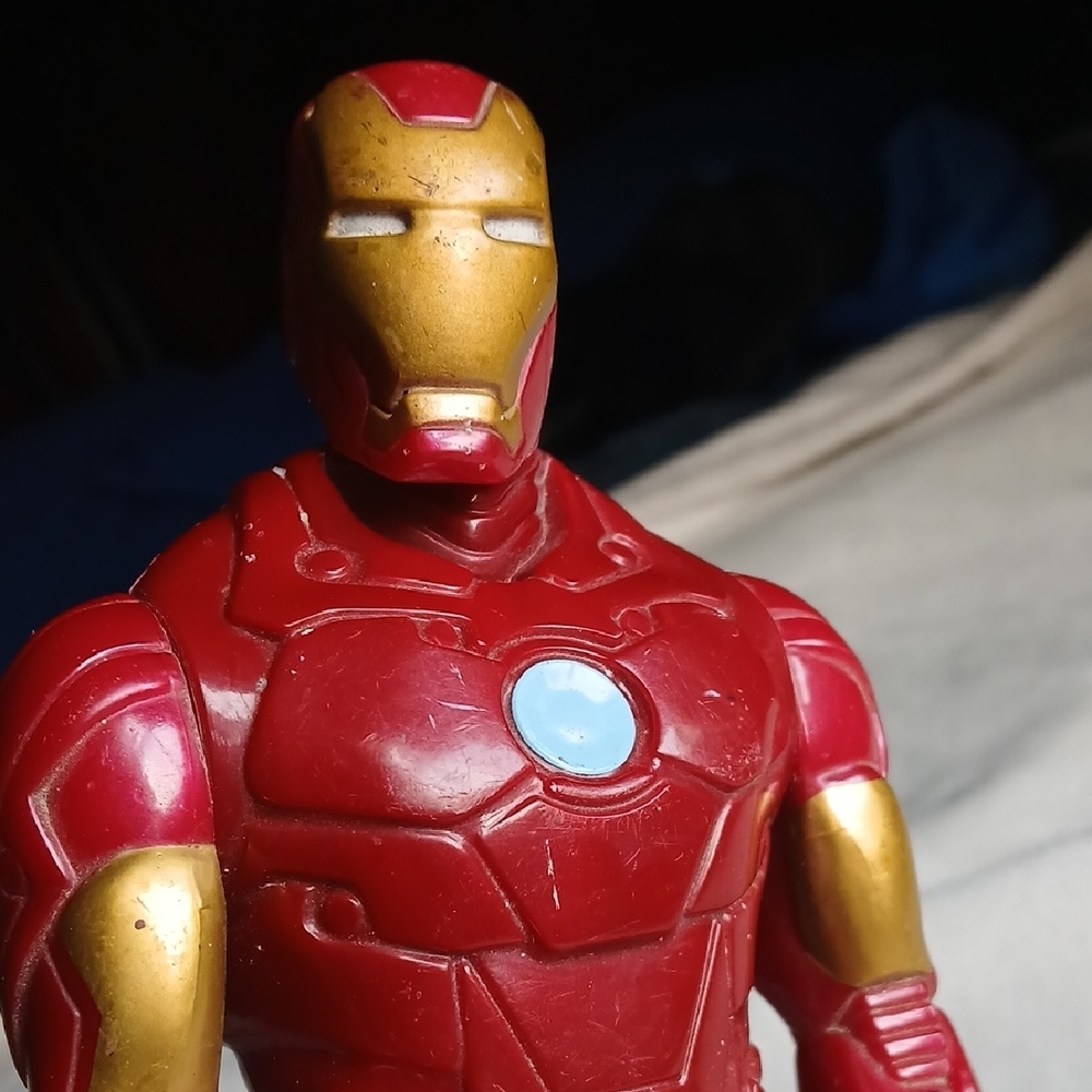 Iron Man Red & Gold Action Figure - Picture 3 of 5